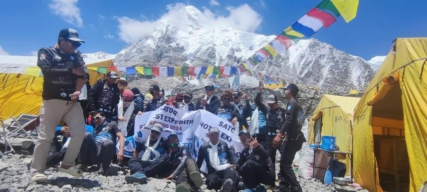Karol Adamski, radomski himalaista w drodze na Mount Everest. Zobacz zapierające dech w piersiach widoki