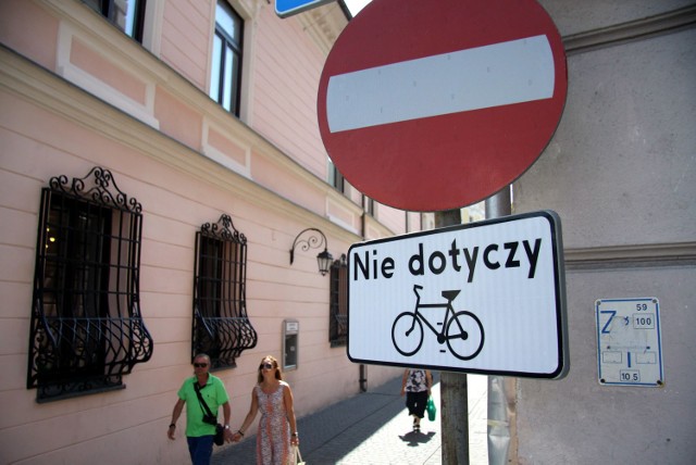 Ul. Kozia to jedyna droga w centrum Lublina z kontraruchem. Znaki umożliwiające przejazd rowerzystom pojawiły się w czerwcu.