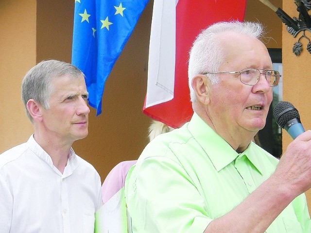 Radny Ryszard Bigaj (z lewej) i Günter Greiser podczas ostatniej wizyty byłych mieszkańców gminy Zabór. Polacy i Niemcy wspólnie bawili się na pikniku rodzinnym w Łazie.