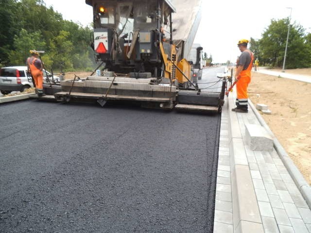 Drogowcy układają asfalt na Łódzkiej. W lipcu pojedziemy nową jezdnią