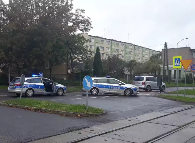 Policjanci ustalają przebieg zdarzenia na skrzyżowaniu ulic Brzozowej, Limanowskiego, Okrzei i Rzeźniczej w Stargardzie