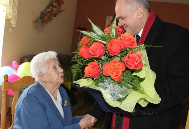 Życzenia Władysławie Bugale złożył m.in. Leszek Kawski, burmistrz Wąbrzeźna.