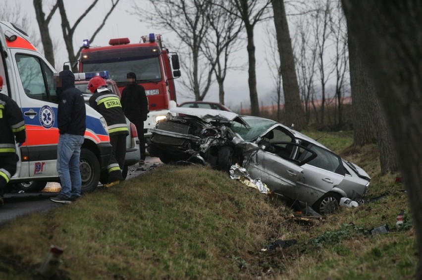 Wypadek na drodze Legnica - Złotoryja. Zderzenie dwóch aut za Kozowem. Sześć osób rannych (ZDJĘCIA)