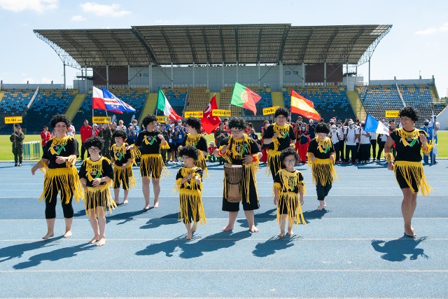 W Bydgoszczy na stadionie Zawiszy trwają Mistrzostwa Świata VIRTUS 2021 w lekkiej atletyce. To najwyższej rangi międzynarodowe wydarzenie dla zawodników z niepełnosprawnością intelektualną organizowane w tym roku w naszym kraju.Aby zobaczyć zdjęcia z ceremonii otwarcia mistrzostw prosimy przesuwać palcem po ekranie smartfonu lub strzałkami w komputerze>>>