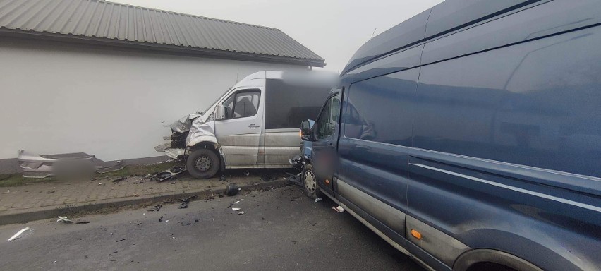 Koszmarny wypadek pod Krakowem. Bus skończył na ścianie domu
