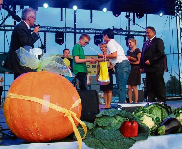 Artur Jachimczyk (w zielonej koszulce) odbiera nagrodę