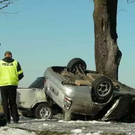 Jedna osoba zginela, a cztery zostaly ranne w wypadku na drodze wojewódzkiej 414 kolo Lubrzy w powiecie prudnickim.