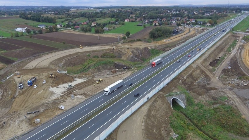 Na autostradzie A4 powstaje „Węzeł Niepołomice”. Pierwsze rondo już gotowe [ZDJĘCIA]