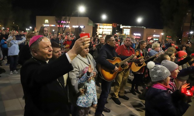 Duszpasterstwo Akademickie zaprosiło do wspólnego odegrania "Barki na sto gitar". Uroczysty Apel odbył się na Placu Jagielońskim w Radomiu. Oddano gitarowy hołd Janowi Pawłowi II.