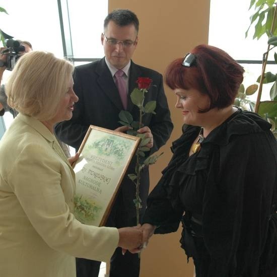 Marysia Idzikowska odbiera nagrodę z rąk prezydenta Janusza Kubickiego.