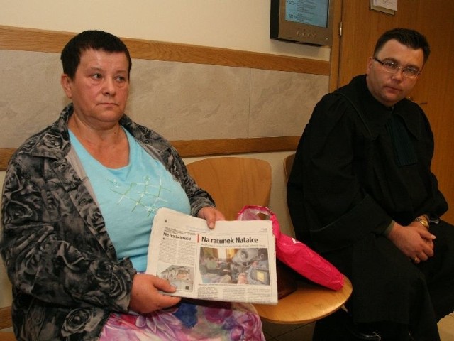 Bożena Maleszak nosi gazetę "Echo Dnia&#8221; z artykułem "Na ratunek Natalce&#8221; zawsze przy sobie, obok, broniący ją adwokat Konrad Kamiński przed wejściem na rozprawę.