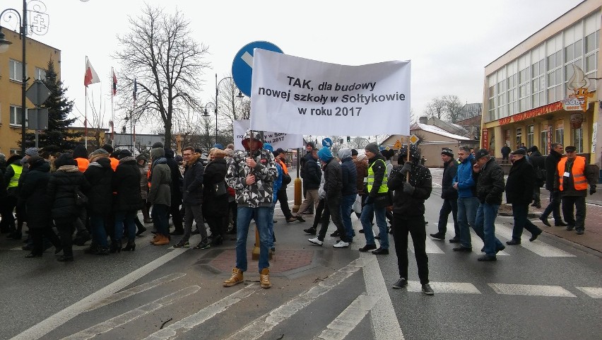 Tak dla szkoły w Sołtykowie. Protest mieszkańców przed urzędem miasta i gminy w Skaryszewie