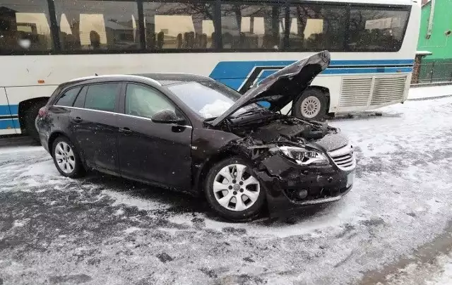 Do wypadku doszło na śliskiej, częściowo zaśnieżonej drodze