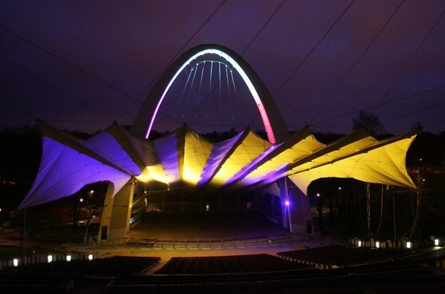Amfiteatr w barwach teczyNowe oświetlenie Teatru Letniego w Szczecinie.