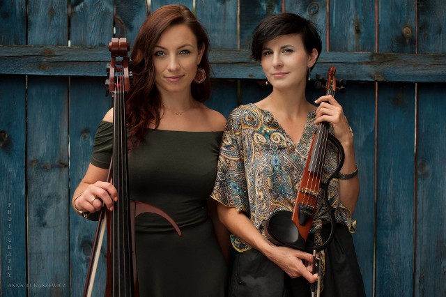 Joanna Czerwińska na wiolonczeli i Marta Lutrzykowska na skrzypcach, czyli elektryczny duet Pinky Loops „zapętlą” hity oraz... utwory ze znanych bajek i filmów dla dzieci. Koncert na podwórku Kamienicy 12 w sobotę o godz. 17.00, wstęp wolny!