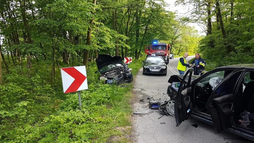 Wypadek w gminie Żytno. Zderzenie czołowe 2 samochodów [ZDJĘCIA]