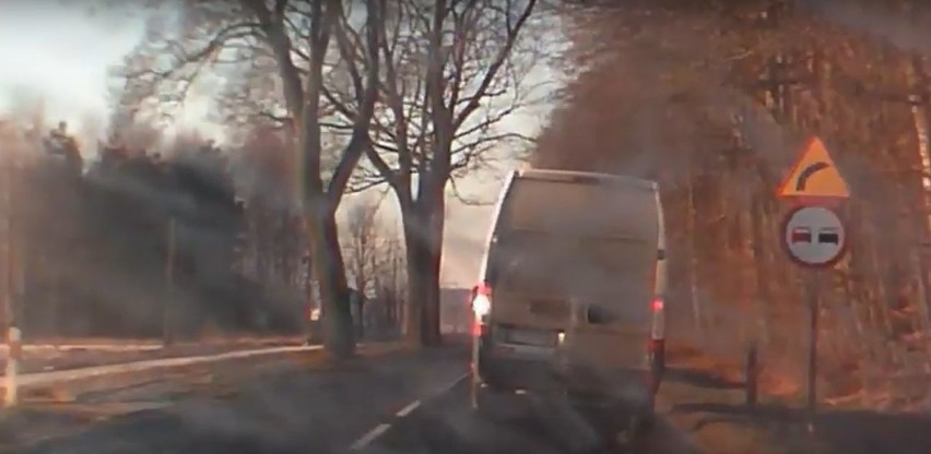 Niebezpieczna jazda kierowcy dostawczaka pod Bydgoszczą. Wyprzedza, doprowadza do kolizji i prawie spycha do rowu