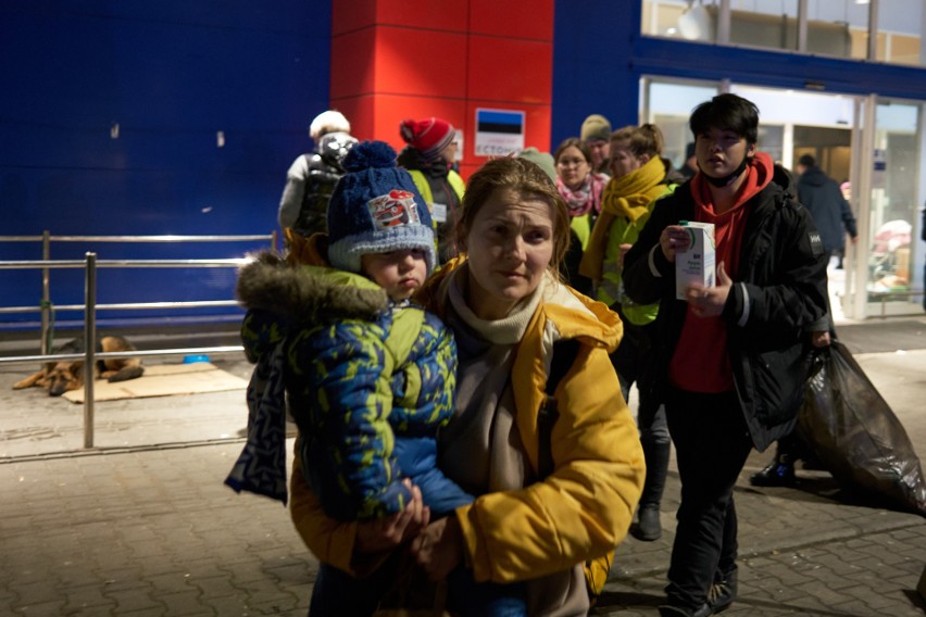 Tesco w Przemyślu wypełnia się łóżkami i materacami dla potrzebujących z Ukrainy.  Znajduje się tu centrum logistyczne dla uchodźców [FOTO]