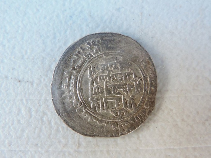 Znaleziono głównie monety arabskie (dirhemy) pochodzące z...