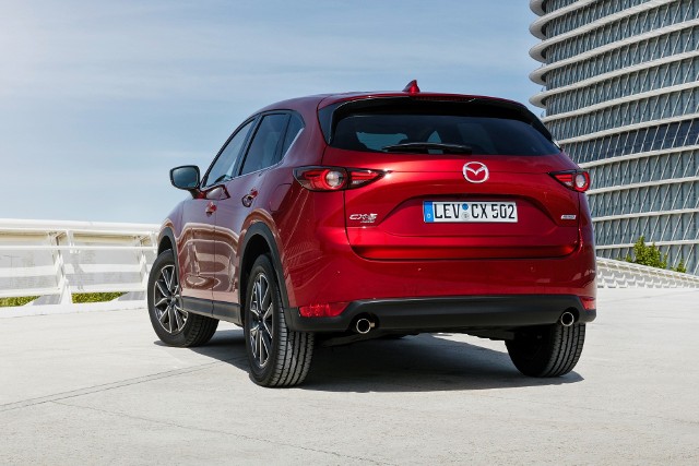 Mazda CX-5 II - testObecnie wyjeżdża na drogi nowe, drugie pokolenie CX-5, które ma nie tylko kontynuować dokonania poprzedniczki, ale jeszcze bardziej je rozwijać. Mazda obiecuje, że nowa CX-5 wiernie oddaje Jinba Ittai, czyli jedność kierowcy z samochodem, oraz antropocentryczny projekt i myśl technologiczną.fot. Mazda