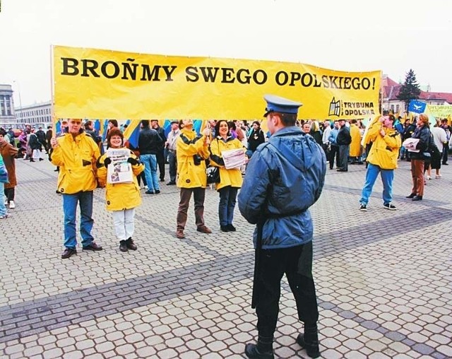 Także dziennikarze ówczesnej "Trybuny Opolskiej" byli zaangażowani w obronę Opolszczyzny. Na zdjęciu dziennikarze podczas protestu Opolan w Warszawie.
