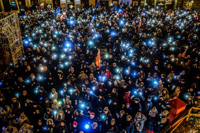 W piątek Sejm przegłosował ustawy o Sądzie Najwyższym i Krajowej Radzie Sądownictwa, co wywołało kolejne protesty. Odbyły się one także w Poznaniu - tym razem łańcuch światła zapłonął na Starym Rynku.
