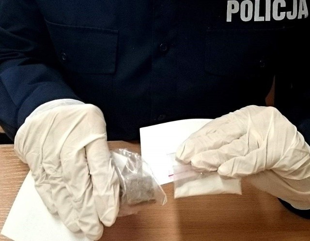 Przy 17-latku policjanci znaleźli amfetaminę i haszysz.