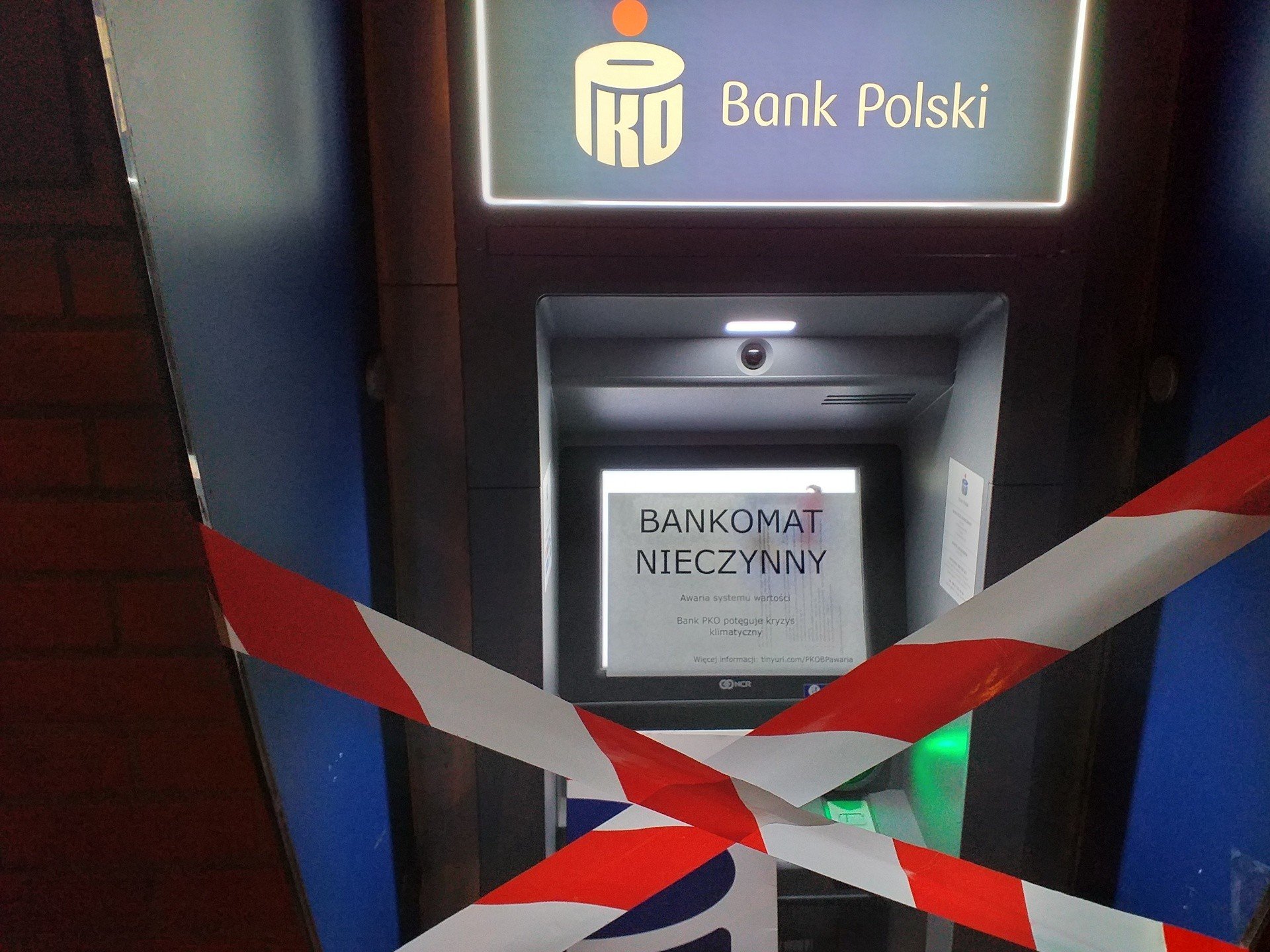 Poznańscy aktywiści kontra wielkie korporacje bankowe. Extinction Rebellion  zakleja bankomaty PKO BP taśmą | Głos Wielkopolski