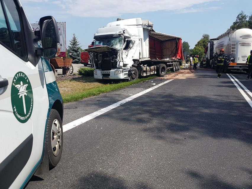 Dwie ciężarówki zderzyły się czołowo w Zawadzie Pilickiej