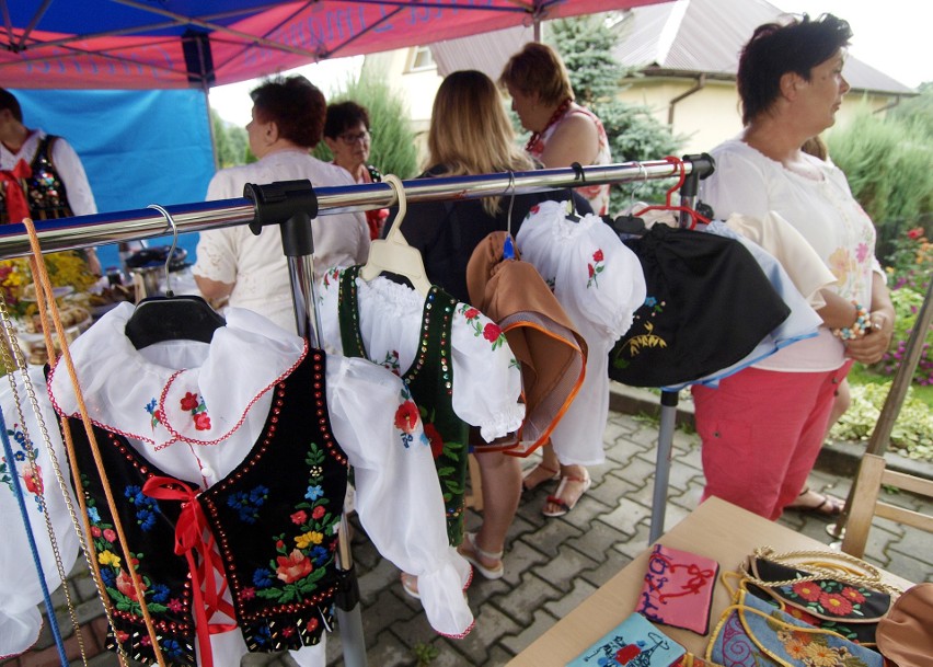 Odkryj Beskid Wyspowy. W niedzielny poranek wspięli się na Szczebel. Bardzo liczną grupę stanowili najmłodsi turyści [ZDJĘCIA]