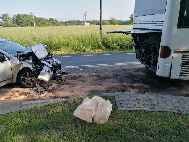 W piątkowe popołudnie na drodze krajowej nr 11 w okolicach Bagicza doszło do wypadku.Samochód osobowy marki Kia uderzył w tył jadącego przed nim autobusu. Przez kilkadziesiąt minut w miejscu zdarzenia występowały utrudnienia w ruchu.Dwie osoby zostały poszkodowane.Zobacz także Wypadek w Mostowie (archiwum)