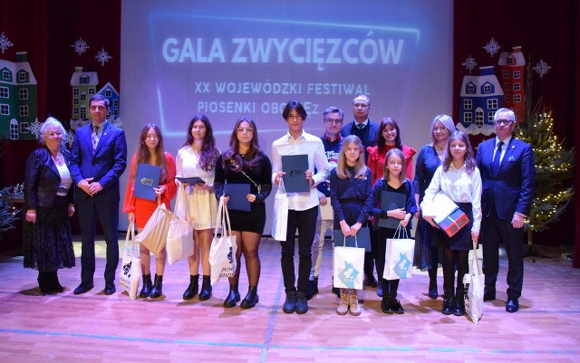 Za nami uroczysta gala zwycięzców XX. Wojewódzkiego Festiwalu Piosenki ObcojęzycznejZobacz kolejne zdjęcia/plansze. Przesuwaj zdjęcia w prawo naciśnij strzałkę lub przycisk NASTĘPNE