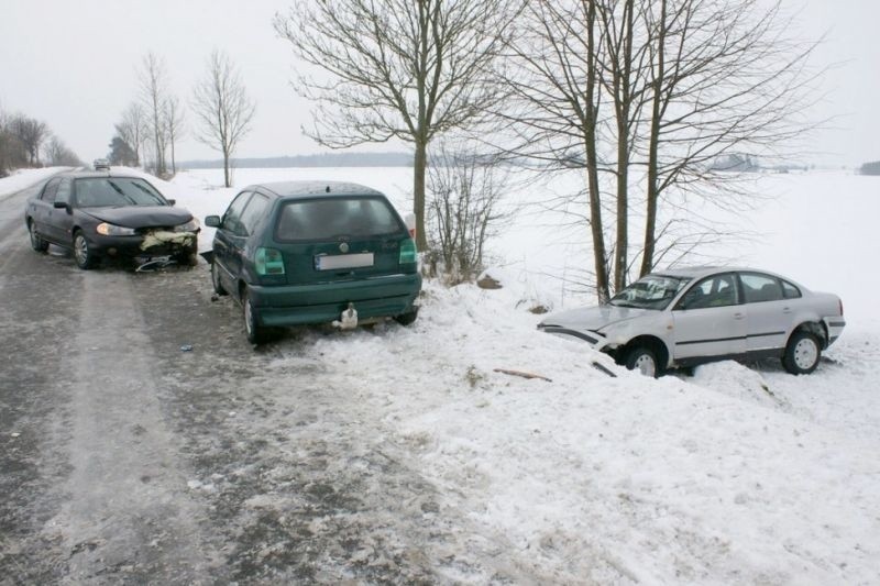 Nietypowy wypadek. Rozbiły się trzy samochody [ZDJĘCIA]