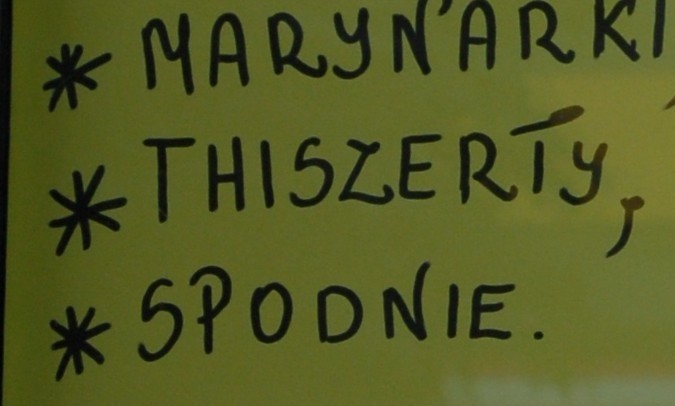 Polska języka być trudna! Zobacz jaki plakat można znaleźć w jednym z ostrołęckich sklepów