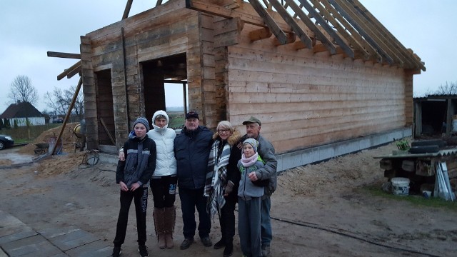 Państwo Sapieszko (w środku) odwiedzili wczoraj rodzinę Wiśniewskich i nie mogli uwierzyć, że prace są już tak zaawansowane