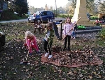 Dzieci z Kornacic same biorą się za sprzątanie terenu przyszłego placu zabaw. Inicjatywa stała się możliwa dzięki ich rodzicom.