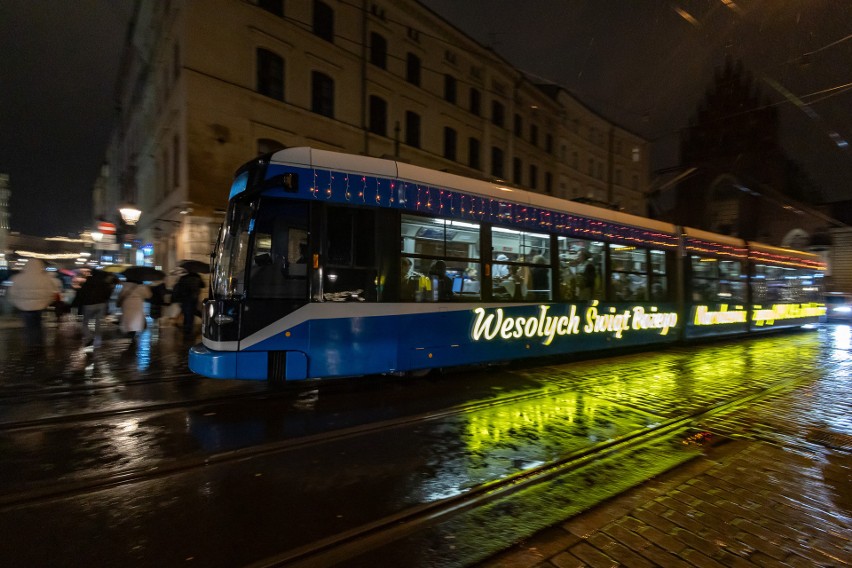 Na ulice Krakowa wyjechał świąteczny tramwaj, w którym...