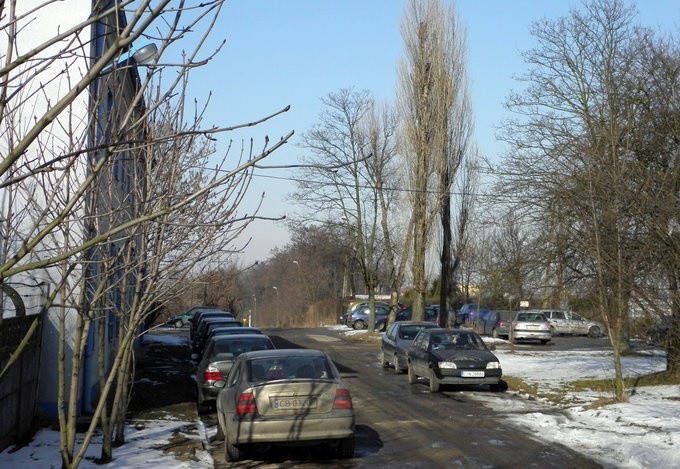 Pakoskie wzgórze parkingiem podzielone