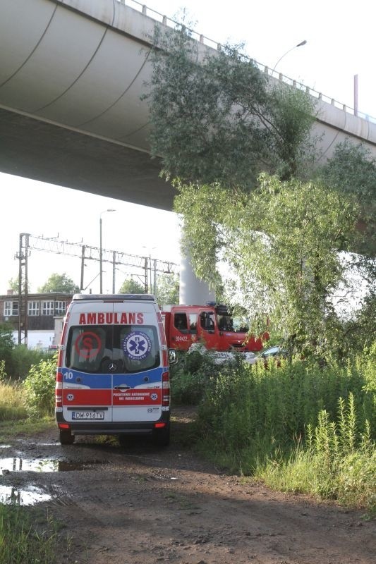 Wrocław: Złodziej wszedł na słup trakcji kolejowej i nie chciał z niego zejść (ZDJĘCIA)