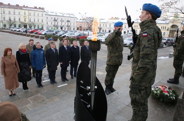Delegacja na czele z Marcinem Ociepą, wiceministrem obrony narodowej złożyła kwiaty pod pomnikiem Józefa Piłsudskiego na placu Wolności w Kielcach.
