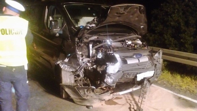 W nocy z soboty na niedzielę na drodze  krajowej  nr 11  w  pobliżu miejscowości  Bobolice  doszło do  wypadku drogowego. Kierujący   Fordem   jadący  od strony Szczecinka uderzył w  tył  stojącego  auta  marki Renault.  W  wyniku uderzenia  Ford przewrócił się na  bok. Kierowca   Forda został ranny.Zobacz także Wypadek w drodze na zlot w Bornem Sulinowie