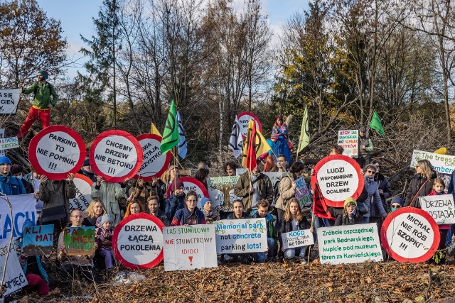 W sobotę (6 listopada) przy ul. Swoszowickiej, pod hasłem "Pamięć i Zieleń. STOP wycince przy KL Plaszow" odbył się protest przeciwko usuwaniu ponad pół tysiąca drzew pod parking i budynek Memoriału - część przyszłego muzeum.