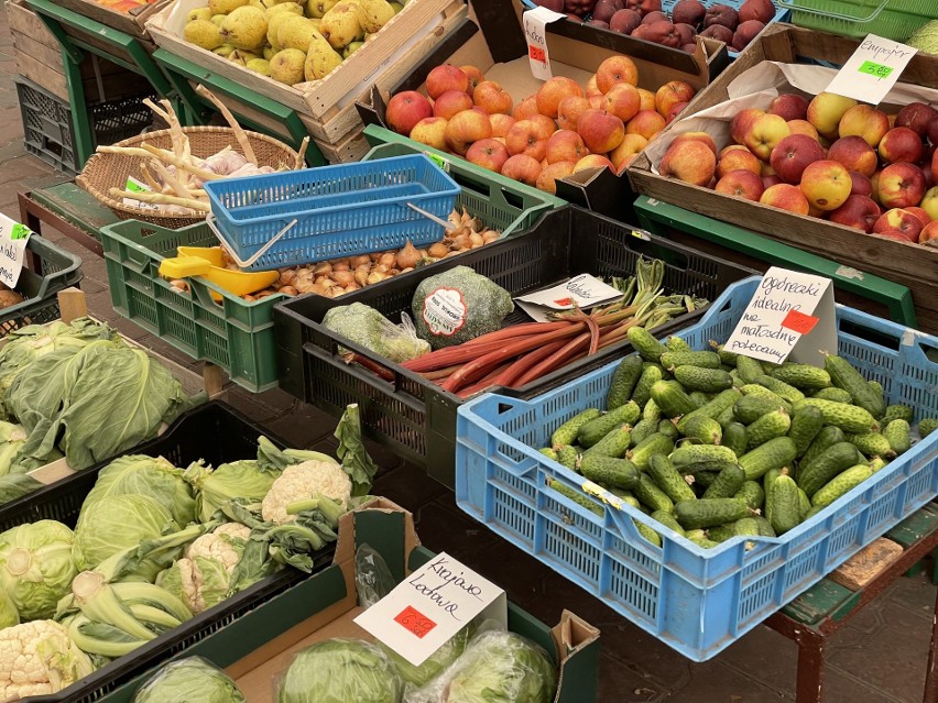 Ceny owoców i warzyw na rynku Pogodno. Znaleźliśmy czereśnie w Szczecinie. Są tańsze niż te ze słynnego zdjęcia. A po ile są truskawski?