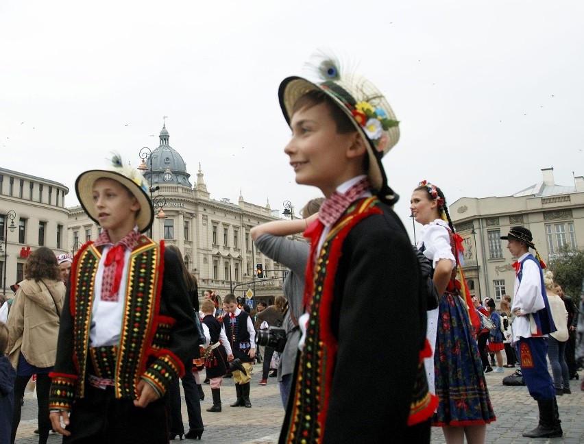 Punktualnie o godz. 17 na placu Litewskim rozpoczęło się...