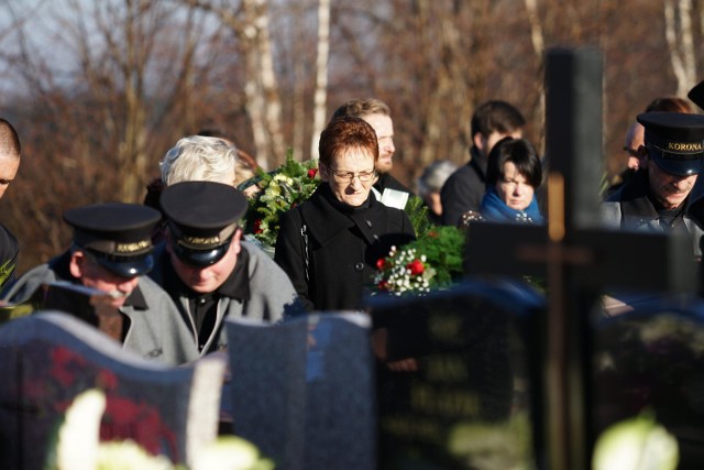 Pogrzeb Roberta na cmentarzu w Myślenicach,  sobota 5 grudnia. Na zdjęciu Barbara, matka Roberta. Potem powie: Nic z tego pogrzebu nie pamiętam
