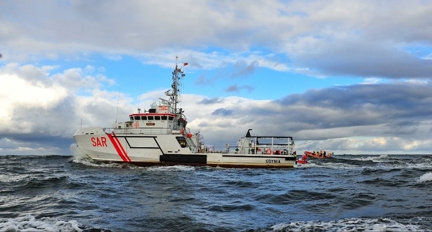 Ewakuacja medyczna na Bałtyku. Statek SAR transportuje...
