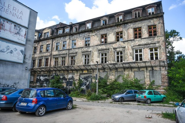 Kamienica przy ul. Łaziennej 1a w Poznaniu od lat stoi opuszczona i niszczeje, wraz z pięknym niegdyś muralem. Pomimo zlokalizowania budynku w strefie konserwatorskiej, od 15 lat nikt nie chce jej wyremontować, choć mogłaby zostać uznana jako zabytek.Przejdź do kolejnego zdjęcia --->