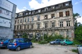 Poznań: Kamienica przy ul. Łaziennej z pięknym muralem stoi opuszczona i niszczeje. Od 15 lat nikt nie chce jej wyremontować
