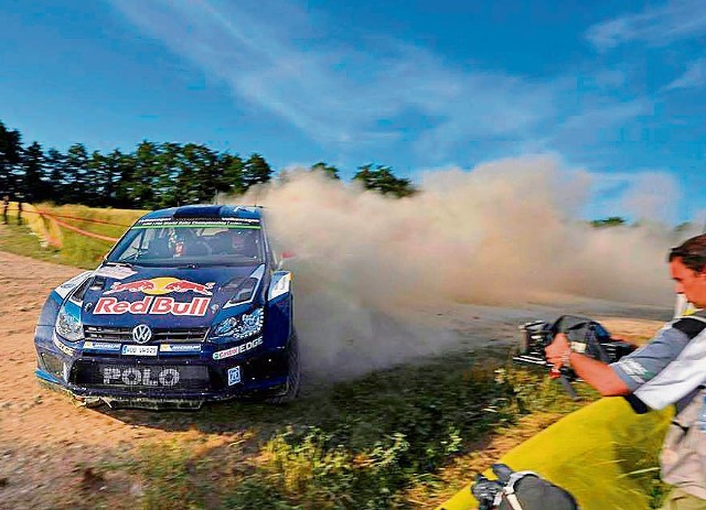 Sebastien Ogier nadawał ton rywalizacji od samego początku wyścigu. Wygrał osiem prób na trasach