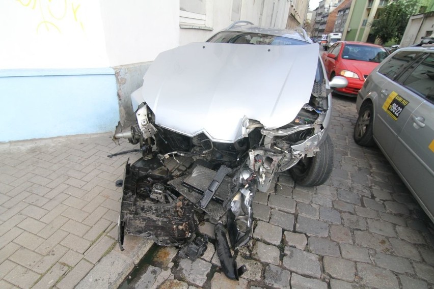 Wypadek na Pomorskiej, autobus zderzył się z citroenem,...